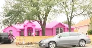 Man bedekt droomhuis in in Pepto-Bismol roze en woedende buren kunnen er niets aan doen