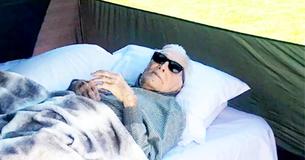 Kirk Douglas, ancien combattant de 102 ans, fait du camping comme un pro : "Il est une belle inspiration."
