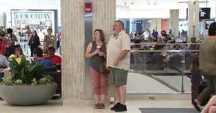 Un homme, très anxieux, va enfin rencontrer sa mère biologique qui l'a tenu dans ses bras pendant 6 heures avant de le placer en adoption