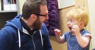 Une bambine entend pour la première fois après l'implant cochléaire et sa réaction à la voix de son père est adorable