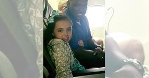 Une fillette de 9 ans panique d'anxiété de vol pendant une turbulence, alors l'agent de bord s'assoit à côté d'elle