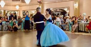 Ein Militär tanzt einen langsamen Tanz mit seiner Tochter auf ihrer "Quinceañera" – ihrem 15. Geburtstag –, wobei allen die Kinnlade runterfällt, als sich die Musik ändert