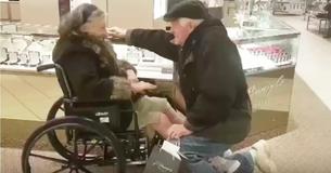 Esposo le propone matrimonio a su esposa una vez más luego de estar casados por 63 años
