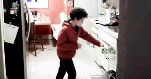 Junge denkt, er sei alleine in der Küche, aber Vater erwischt ihn, wie er tanzt, als würde niemand zuschauen
