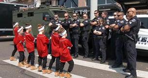 Miután valaki bejelentette a csendháborítást, az apró táncosok kihívták a rendőröket egy olyan hihetetlen versenyre, amit senki sem fog egyhamar elfelejteni