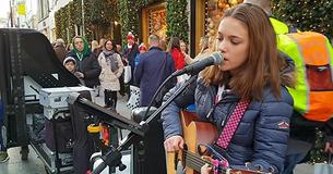 Tiener zingt geliefde Elvis klassieker en brengt de drukke straat tot stilstand wanneer zij haar krachtige stem laat horen