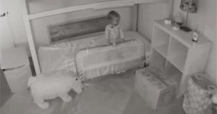 La maman est perdue quand elle voit son tout-petit hors du berceau, puis elle regarde la caméra du bébé et craque