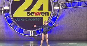 Une petite fille se prépare à danser et la musique commence à chauffer le cœur de tout le monde