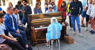 Une femme âgée fragile s'assoit au piano et fait vibrer les yeux de tout le monde quand elle commence à jouer