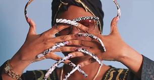 Voici les déesses des longs ongles de Newark
