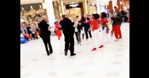 Des clients d'un centre commercial pensent que des agents de police font intrusions dans une performance de danse et ont été surpris par les mouvements de ces derniers