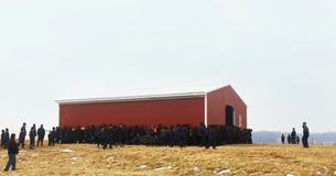 250 hommes amish lèvent une grange avec seulement leurs mains nues et la portent à travers une ferme de l'Ohio vers un tout nouvel endroit