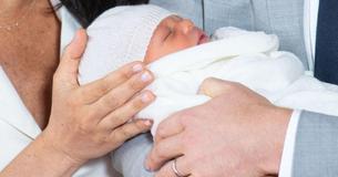 Regarde les toutes premières photos du bébé royal avec ses fiers parents Harry et Meghan