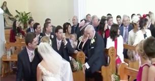 Bruid & bruidegom zijn halverwege de bruiloft - dan hoort men van achteren een luide stem, waardoor de ceremonie tot stilstand komt