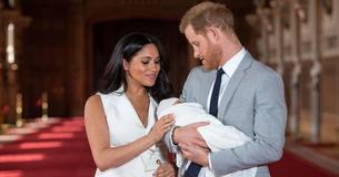 Le prince Harry rompt la tradition et tient le bébé royal dans une photo officielle prouvant qu'il allait devenir un papa très actif