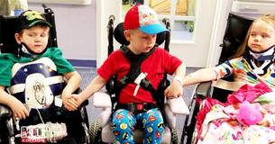 Des frères et sœurs orphelins se réunissent pour la première fois après le crash de leur parents et de leur petite soeur