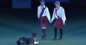 Un couple se prépare à une routine de "Riverdance", mais un chien réussit une performance qui vole la vedette
