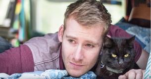 Guy Quits Job And Sells Everything He Owns So He Can Travel With His Cat