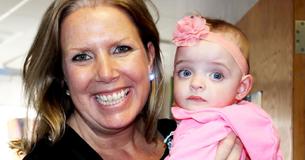 Une infirmière adopte un nourrisson prématuré orphelin qui n'a jamais eu un seul visiteur durant son séjour de 5 mois à l'USIN