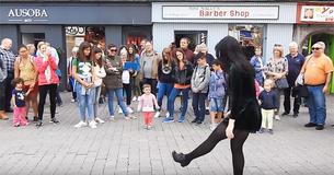 Ierse vrouw danst op straat, maar verwachtte niet dat een klein meisje in de menigte plotseling de show zou stelen