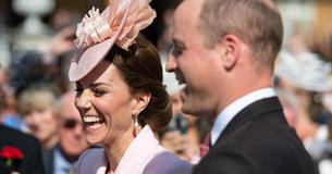 Kate Middleton se joint à la reine, au Buckingham Palace, dans une robe rose vif du créateur Alexander McQueen