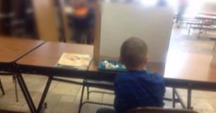 Une mère rend visite à son fils de 6 ans au déjeuner pour se rendre compte qu'il a été "publiquement humilié" par ses professeurs
