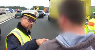 Polizist wird sauer: Beamter zieht Unfall-Gaffer auf der Autobahn aus dem Fahrzeug