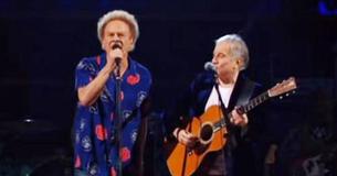 Après des décennies de silence entre eux, l'audience se déchaîne lorsque Garfunkel affronte Simon sur scène