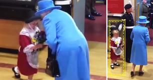 Petite dame saluant la reine avec une révérence se fait arrêtée par la garde royale