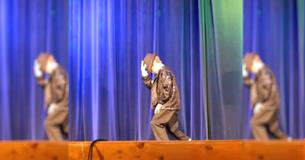 Un niño posa como Michael Jackson, al momento siguiente su acto de show de talentos ilumina el escenario