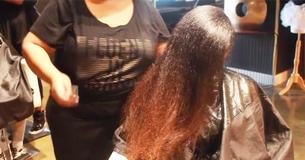 Elle se rend au salon pour se débarrasser de ses cheveux abîmés, mais son coiffeur finit par tout couper