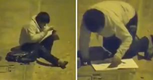 Millionaire fait don de cadeaux incroyables à un célèbre garçon faisant ses devoirs sous un lampadaire d'éclairage public