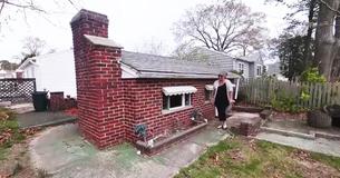 Koppel ontdekt verlaten stenen huis op hun terrein en merken op dat het gemaakt lijkt voor een kind