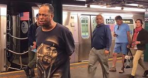 Un homme dans le métro chante ‘Melody Unchained’ et les gens s’arrêtent quand ils remarquent sa voix
