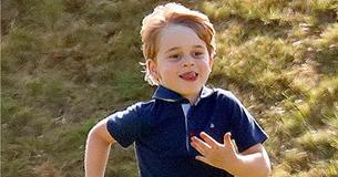 Le prince George aide à ranger les sacs de courses de la famille royale à Norfolk