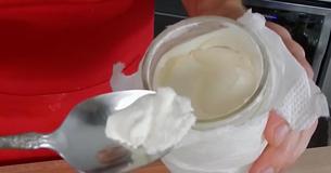 Hai provato la sfida del gelato fai-da-te nel barattolo ? Non avrai più bisogno di acquistarne di nuovo e otterrai un gelato fresco e delizioso