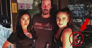 I fan definiscono Keanu Reeves un 're rispettoso' dopo aver visto che non tocca le donne nelle foto