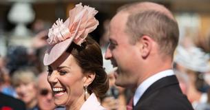 Les inséparables Prince William et Kate Middleton ont été surpris en plein moment affectueux lors de la réception à la fêtes de jardins de la reine