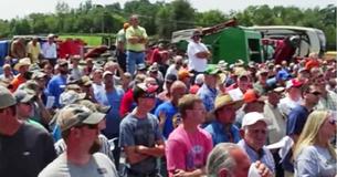 Des centaines d'agriculteurs ne participent pas aux enchères pour que cette famille puisse racheter leur ferme familiale.