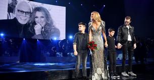 De zonen van Céline Dion komen met haar op het podium voor een ontroerend eerbetoon aan haar overleden echtgenoot
