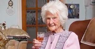La mujer de mayor edad de Gran Bretaña muere a los 112 años, ella atribuye su larga vida a beber whisky a diario