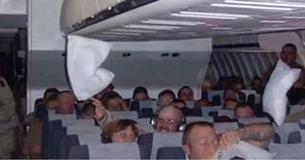 Un passager entend le chuchotement de deux soldats dans un avion et se rend auprès d'un agent de bord aussi vite qu'il le peut