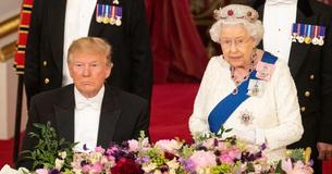 De Queen droeg tijdens het banket met Trump een met robijnen ingezette tiara die haar van het kwaad beschermt