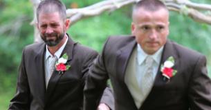 Un père arrête le mariage de sa fille afin que son beau-père puisse également marcher dans l'allée