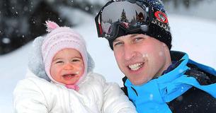 Le Prince William coiffe les cheveux de sa fille Charlotte et s'est à pleurer de rire