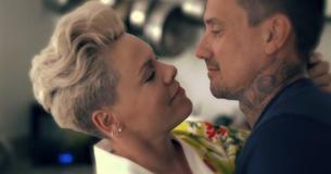 Pink dévoile son nouveau clip musical 90 jours, mettant en scène son mari Carey Hart