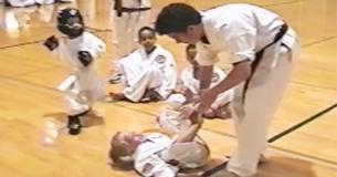 Kleines Mädchen kann einem "Angreifer" in ihrem Karate-Training nicht entkommen - dann kommt ihr ein kleiner Held zur Hilfe