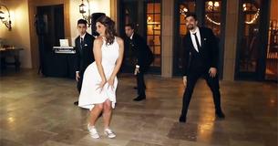 Lors de son marriage, la maman se fait joignée par ses 3 fils, pour une danse insolite