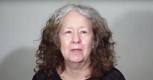Vrouw verzamelt moed voor 60e verjaardag om haar stylist te laten doen wat hij wil