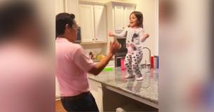 Moeder betrapt papa en kleine peuter tijdens schattige salsa danswedstrijd